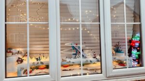 Özge Sezince Varley Instagram - Christmas Penceremiz hazır!🎄🐧 Our Penguin themed Window Advent Calendar is on! 
 * Bugün ayın 14’ü, sıra bizdeydi. Christmas’ a kadar her gün farklı bir evin penceresi ışıklarla süslenip aydınlatıyor. ☺️ Ve işte bizim ki. 🐧🎄

#windowdisplay #christmasdecor #penguins #adventcalendar