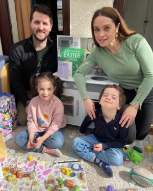 Özge Sezince Varley Instagram - Türkiye’ de  seçim telaşı var biliyorum, burada ise paskalya. Harika bir paskalya deneyimi oldu! Burada geleneksel olarak; çocuklar ipuçlarını takip ederek, paskalya tavşanının bıraktığı çikolataları buluyorlar! 🐰🐣🍫 Bunlar genelde yumurta şeklinde, rengarenk ambalajlı çikolatalar. Harika bir gündü. Babaannemize teşekkürler! 🥰💛 I I know there is election rush in Turkiye, here it is Easter. It was a great Easter experience! Here, traditionally, the children follow the clues and find the chocolates left by the Easter bunny! 🐰🐣🐣🍫 These are usually egg-shaped, colourfully wrapped chocolates. It was a great day. Thanks to our grandma! 🥰💛 

#paskalya #easter #happyeaster #paskalyabayramı #family #familylife #lifeinuk #lifeinengland