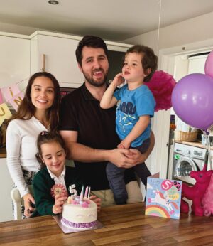 Özge Sezince Varley Instagram - Ela is 5! 🎉🥹 Bugün Ela 5 yaşında.. 
Seni çok seviyorum kızım, canımın içi. Sen doğdun ve hayatımıza mutluluk ile neşe getirdin. İyi ki, iyi doğdun! 
#happybirthday