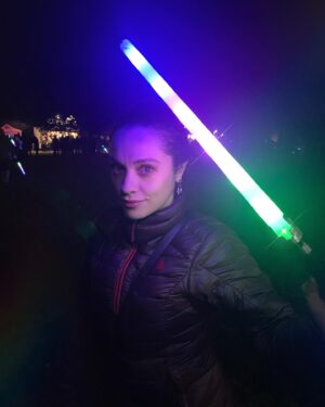 Özge Sezince Varley Instagram - Gün geçmiyor ki; İngiltere’ de bir özel gün, kutlama olmasın.
Bonfire Night, İngilizlerin, 5 Kasım 1605’ te , parlemento binasına yapılacak bombalı saldırının önlenmiş olmasına istinaden kutladıkları bir gün. Ülkenin dört bir yanında halen büyük bir coşku ile kutlanmakta. Karnaval havasında geçen kutlamaların en önemli özelliği, uzun süreler devam eden havai fişek gösterileri. 🎆🧨 Şu üç günlük dünyada , tüm çocukların duyup gördüğü tek patlama da keşke sadece böylesi olsa! 
—

Not a day goes by without a special day or celebration in England…
On 5 November, they celebrate #bonfirenight with reference to the prevention of a bomb attack on the parliament buildings in 1605. It is still celebrated with great enthusiasm all over the country. The most important feature of the carnival-like celebration is the long-lasting fireworks display. 🎆🧨 In this short life, I wish that the only explosions the World’s children hear or see are just like this!

 #lifeinuk #lifeinengland #ingilteredeyasam #bonfire #fireworks #ingiltere