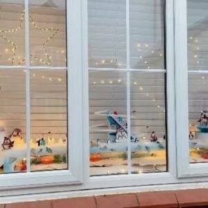 Özge Sezince Varley Instagram - Christmas Penceremiz hazır!🎄🐧 Our Penguin themed Window Advent Calendar is on! 
 * Bugün ayın 14’ü, sıra bizdeydi. Christmas’ a kadar her gün farklı bir evin penceresi ışıklarla süslenip aydınlatıyor. ☺️ Ve işte bizim ki. 🐧🎄

#windowdisplay #christmasdecor #penguins #adventcalendar