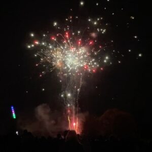 Özge Sezince Varley Instagram - Gün geçmiyor ki; İngiltere’ de bir özel gün, kutlama olmasın.
Bonfire Night, İngilizlerin, 5 Kasım 1605’ te , parlemento binasına yapılacak bombalı saldırının önlenmiş olmasına istinaden kutladıkları bir gün. Ülkenin dört bir yanında halen büyük bir coşku ile kutlanmakta. Karnaval havasında geçen kutlamaların en önemli özelliği, uzun süreler devam eden havai fişek gösterileri. 🎆🧨 Şu üç günlük dünyada , tüm çocukların duyup gördüğü tek patlama da keşke sadece böylesi olsa! 
—

Not a day goes by without a special day or celebration in England…
On 5 November, they celebrate #bonfirenight with reference to the prevention of a bomb attack on the parliament buildings in 1605. It is still celebrated with great enthusiasm all over the country. The most important feature of the carnival-like celebration is the long-lasting fireworks display. 🎆🧨 In this short life, I wish that the only explosions the World’s children hear or see are just like this!

 #lifeinuk #lifeinengland #ingilteredeyasam #bonfire #fireworks #ingiltere
