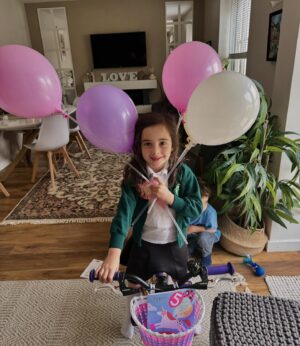 Özge Sezince Varley Instagram - Ela is 5! 🎉🥹 Bugün Ela 5 yaşında.. 
Seni çok seviyorum kızım, canımın içi. Sen doğdun ve hayatımıza mutluluk ile neşe getirdin. İyi ki, iyi doğdun! 
#happybirthday
