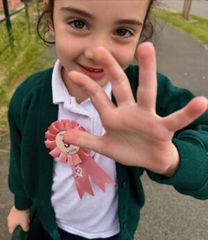 Özge Sezince Varley Instagram - Ela is 5! 🎉🥹 Bugün Ela 5 yaşında.. 
Seni çok seviyorum kızım, canımın içi. Sen doğdun ve hayatımıza mutluluk ile neşe getirdin. İyi ki, iyi doğdun! 
#happybirthday