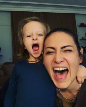 Özgül Kavruk Instagram - Çılgın bir pazar oluyordu 
#annekız
#motheranddaughter