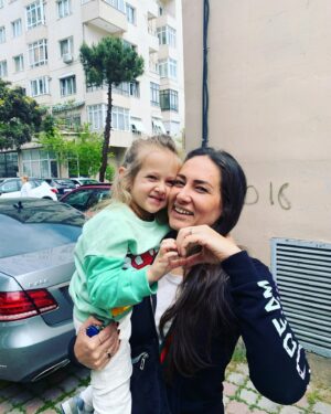 Özgül Kavruk Instagram - Anneler günü kutlu olsun ♥️ bu sene hediyeyi ben sana verdim kızım 🥰 #herşeyçokgüzelolacak 
#777