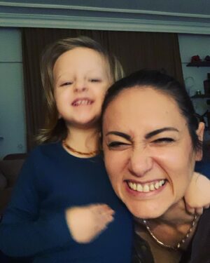 Özgül Kavruk Instagram - Çılgın bir pazar oluyordu 
#annekız
#motheranddaughter