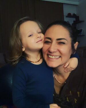 Özgül Kavruk Instagram - Çılgın bir pazar oluyordu 
#annekız
#motheranddaughter