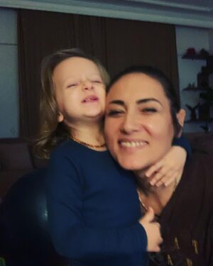 Özgül Kavruk Instagram - Çılgın bir pazar oluyordu 
#annekız
#motheranddaughter