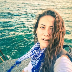 Özgül Kavruk Instagram - Ne rüzgar esti be, gerçekten #evdekal yani

bi bit artık #covid_19 

#pazar #rüzgar #deniz