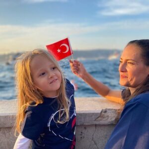 Özgül Kavruk Instagram - Cumhuriyetimizin 100. Yılını seninle birlikte kutlamak, benim için tarifi imkansız. 🇹🇷 
#yaşasıncumhuriyet