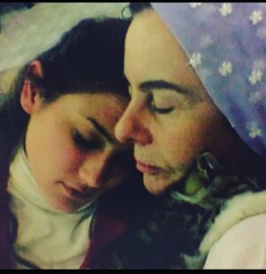 Özgül Kavruk Instagram - Bir tarafım çok üzgün sen gittin diye bir tarafım senin için mutlu sevgiline kavuştun diye. Gözlerinin içi parlardı ondan bahsederken. Senin kadar sevgi dolu az insan tanıdım fatma abla. Nurlar içinde uyu🙏😔
#fatmagirik