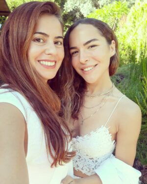 Özgül Sağdıç Instagram - Dünya güzeli bir öğretmenim ve arkadaşım oldu💫 
O, 21 günlük inzivanın güneşi... 
O, motivasyonun temsili... 
O, @zk._.studio 'nun tek sahibi... 
O, @zeykemaloglu 
😁