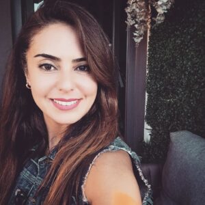 Özgül Sağdıç Instagram - Gülümsüyorsam doğru yerdeyimdir💫
@dilekcinardere 😘
