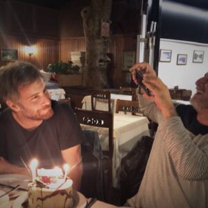 Özgür Çevik Instagram - Artık büyüdün demeye gelmiş arkadaşlar, ikna edemediler tabi.. 🎂😎
