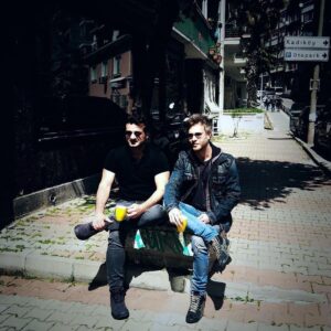 Özgür Çevik Instagram - Geleneksel taş meclis 2020 End of the world  edition.. #taşmeclis #fatcatmoda