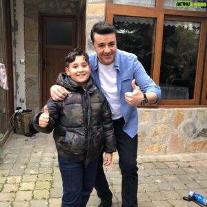 Özgür Ege Nalcı Instagram - #tozkoparan Setimize #misafirlerimiz gelmiş. Emir kardeşimiz #Çankırı ‘dan gelmiş,  hoş gelmiş , sefalar getirmiş 💙🏹😊