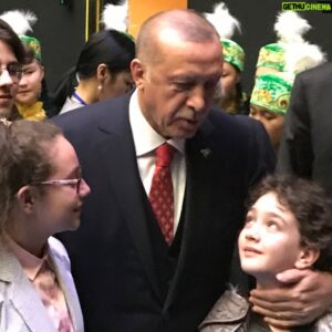Özgür Ege Nalcı Instagram - #23nisan #ulusalegemenlikveçocukbayramı kutlu olsun. En son düzenlenen #trt23nisançocukşenliği anılarımızı paylaşalım. Bize bu bayramı hediye eden Ulu önderimiz Mustafa Kemal Atatürk ve beştepe külliyesinde himayelerinde bu şenliğe sahiplik eden sayın cumhurbaşkanımız Recep Tayyip Erdoğan.. teşekkürler.. ve tüm #dünyaçocukları için bu güzel günümüz kutlu olsun. Değerli ve mütavazi sanatçı büyüğümüz Burak Kut ile böyle bir organizasyonu sunmak çok keyifliydi, Burak abiye de sevgilerimizle.. fotoğraf ve videolar çekim zaman sırasına göre sıralanmıştır 💙