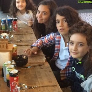 Özgür Ege Nalcı Instagram - #tozkoparan #1.yıldönümü #niceyıllara Geçen yıl bugün, ilk yayınımızı tüm ekip birlikte izlemiştik. O günden elimde kalan birkaç resmi paylaşmak istedim. Hepimizin ne kaday büyüdüğünü daha iyi görebiliyoruz buradan 😁😎💙🏹