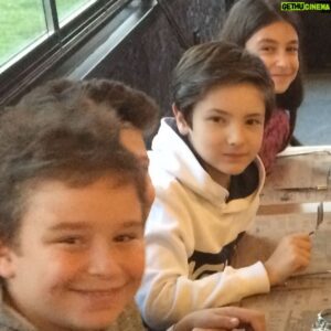Özgür Ege Nalcı Instagram - #tozkoparan #1.yıldönümü #niceyıllara Geçen yıl bugün, ilk yayınımızı tüm ekip birlikte izlemiştik. O günden elimde kalan birkaç resmi paylaşmak istedim. Hepimizin ne kaday büyüdüğünü daha iyi görebiliyoruz buradan 😁😎💙🏹
