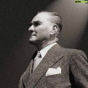 Özgür Ege Nalcı Instagram - Atamızı sevgi, saygı ve minnetle anıyoruz... #MustafaKemalAtatürk #10kasım
