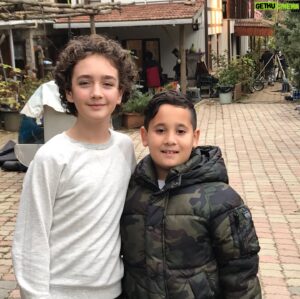 Özgür Ege Nalcı Instagram - #tozkoparan Setimize #misafirlerimiz gelmiş. Emir kardeşimiz #Çankırı ‘dan gelmiş,  hoş gelmiş , sefalar getirmiş 💙🏹😊
