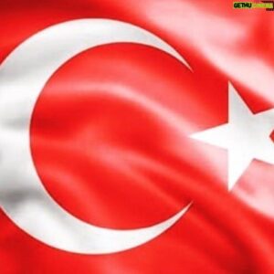 Özgür Ege Nalcı Instagram - Korkma, sönmez bu şafaklarda yüzen al sancak; Sönmeden yurdumun üstünde tüten en son ocak. O benim milletimin yıldızıdır, parlayacak;
O benimdir, o benim milletimindir ancak.
Çatma, kurban olayım çehreni ey nazlı hilâl! Kahraman ırkıma bir gül... ne bu şiddet bu celâl? Sana olmaz dökülen kanlarımız sonra helâl, Hakkıdır, Hakk’a tapan, milletimin istiklâl.
Ben ezelden beridir hür yaşadım, hür yaşarım. Hangi çılgın bana zincir vuracakmış? Şaşarım! Kükremiş sel gibiyim; bendimi çiğner, aşarım; Yırtarım dağları, enginlere sığmam, taşarım.
Garb’ın âfâkını sarmışsa çelik zırhlı duvar; Benim iman dolu göğsüm gibi serhaddim var. Ulusun, korkma! Nasıl böyle bir îmânı boğar, "Medeniyet!" dediğin tek dişi kalmış canavar?
Arkadaş! Yurduma alçakları uğratma sakın; Siper et gövdeni, dursun bu hayâsızca akın. Doğacaktır sana va’dettiği günler Hakk’ın... Kim bilir, belki yarın... belki yarından da yakın.
Bastığın yerleri "toprak" diyerek geçme, tanı! Düşün altındaki binlerce kefensiz yatanı.
Sen şehîd oğlusun, incitme, yazıktır atanı; Verme, dünyâları alsan da, bu cennet vatanı.
Kim bu cennet vatanın uğruna olmaz ki fedâ? Şühedâ fışkıracak, toprağı sıksan şühedâ! Cânı, cânânı, bütün varımı alsın da Hudâ, Etmesin tek vatanımdan beni dünyâda cüdâ.
Ruhumun senden, İlâhî, şudur ancak emeli: Değmesin ma’bedimin göğsüne nâ-mahrem eli! Bu ezanlar-ki şehâdetleri dînin temeli-
Ebedî yurdumun üstünde benim inlemeli
O zaman vecd ile bin secde eder –varsa- taşım; Her cerîhamdan, İlâhî, boşanıp kanlı yaşım, Fışkırır rûh-i mücerred gibi yerden na’şım;
O zaman yükselerek Arş’a değer, belki başım.
Dalgalan sen de şafaklar gibi ey şanlı hilâl; Olsun artık dökülen kanlarımın hepsi helâl. Ebediyen sana yok, ırkıma yok izmihlâl: Hakkıdır, hür yaşamış bayrağımın hürriyet; Hakkıdır, Hakk’a tapan milletimin istiklâl.
#15Temmuz
