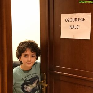 Özgür Ege Nalcı Instagram - #23nisan #ulusalegemenlikveçocukbayramı kutlu olsun. En son düzenlenen #trt23nisançocukşenliği anılarımızı paylaşalım. Bize bu bayramı hediye eden Ulu önderimiz Mustafa Kemal Atatürk ve beştepe külliyesinde himayelerinde bu şenliğe sahiplik eden sayın cumhurbaşkanımız Recep Tayyip Erdoğan.. teşekkürler.. ve tüm #dünyaçocukları için bu güzel günümüz kutlu olsun. Değerli ve mütavazi sanatçı büyüğümüz Burak Kut ile böyle bir organizasyonu sunmak çok keyifliydi, Burak abiye de sevgilerimizle.. fotoğraf ve videolar çekim zaman sırasına göre sıralanmıştır 💙