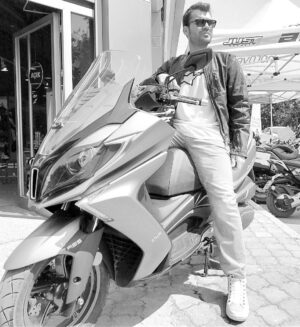 Özgürcan Çevik Instagram - Motorcu olmaya adım adım yaklaşıyorum sayenizde. 🛵🤘🏾@motoventoturkiye @alpinestars @hjc_helmets @koraygumussoy