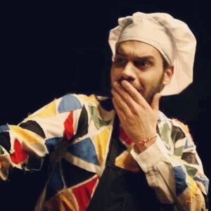 Özgürcan Çevik Instagram - Anaaaaaa... Bugün dünya tiyatro günü müymüş? #dünyatiyatrogünü #kutluolsun #bilkent #mssf #comediadellarte #yeşilkuş #truffaldino #2009