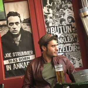 Özgürcan Çevik Instagram - Ondan sonra "niye iyi müzisyenler hep Ankara'dan çıkıyo.." #joestrummer #bütünrenklergüzeldir #alertapub #antifa @alertapub