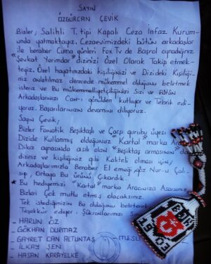 Özgürcan Çevik Instagram - Salihli T tipi Kapalı Ceza İnfaz Kurumundan gelen bu mektup ve el emeği hediyeler için sevgili Harun ÖZ, Gökhan Durmaz, Gayret Can ALTUNTAŞ, İlkay ŞEN, Hasan KARAYELKE, Mesut POYRAZ ve bütün kader mahkumu arkadaşlara içten teşekkürlerimi sunuyorum. Sağolun, varolun. 🦅 #beşiktaş #çarşı #şevkatyerimdar