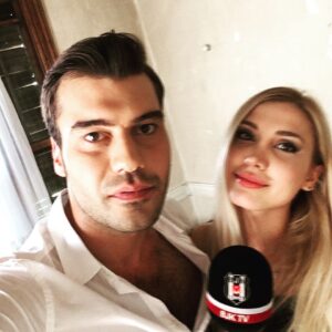 Özgürcan Çevik Instagram - Beşiktaş TV setimizi ziyaret etti. Ropörtajımızı yaptık, rahatladık.. #set #şevkatyerimdar #beşiktaştv #bjktv