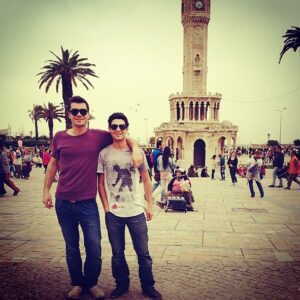 Özgürcan Çevik Instagram - Bir zamanlar İzmir'de.. @ozgunaydin1 #izmir #bestfriends  #izmirsaatkulesininönündedefotoğrafımızyokdemeyizartık