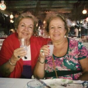Özlem Çakar Instagram - Canim teyzosum,tombik yanaklim..son bir kez goremedim,cok uzgunum😔 simdi, senden once gidenlerle bulusma zamani. Mekanin cennettir eminim,cunku sen, cok iyi,eglenceli biriydin hep. Kalbimin bir kosesi senin simdi. Seni seviyorum ve cok ozleyecegim teyzem🙏
Gule gule...