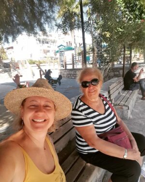 Özlem Çakar Instagram - Anneler gunu bugun...kalbimizde ince bir siziyla kutluyoruz..annesini kaybetmis evlatlar,evladini kaybetmis anneler var...onlarin acisini kalbimde hissederek..varligina binlerce sukur duydugum annecigimin #annelergünü kutlu olsun..sagolsun,hep yanimda olsun🙏💜🌼umarim ona layik bir evlat olmusumdur🙋‍♀️