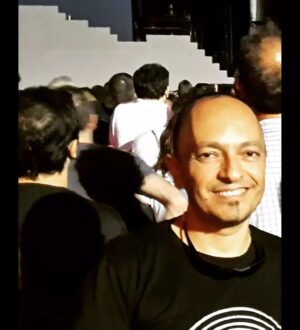 Özlem Çakar Instagram - Baler'im...canim arkadasim...3 yil gecti sen gideli..hep konusuyorum seninle..bazen dolunayda (cunku dolunaylari severiz) bazen de Sting dinlerken,icimden "bu sana Valörüm"diyorum..kimse duymuyor,ama ben diyorum..icimden..duyduguna inanarak..Yoklugun,hic alisamadigim bir sey..hala inanamiyorum..bazen diyorum ki,off ne cok oldu gorusmeyeli! sanki arasam,hadi gel kahveye desem..gelecekmissin gibi..
Guzel arkadasim benim...anlatacak cok sey var ama,simdilik hoscakal!
Gorusene dek..🙏😔🖤