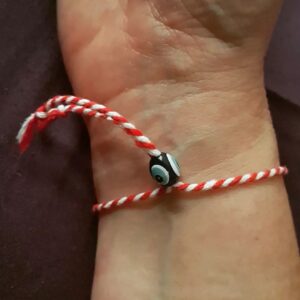 Özlem Çakar Instagram - Martenicka'mi bu Mart ta duayla taktim yine..dileklerimi diledim..kendim icin,ulkem icin,deprem bolgesindeki dostlar icin🙏
Umut etmek istiyorum..yuregimin daralmasini degil,heyecanla,coskuyla carpmasini...ulkemin ve insaninin basi dik,gozlerinin isil isil parlamasini! Inanmak istiyorum..leylekleri,kirlangiclari bekliyorum🙏 
Gelecekler,biliyorum..💜