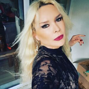 Özlem Savaş Instagram - Değerli olmak sadece sizle ilgili birseydir.. Başkaları sadece ayna görevi görür..Başkalarının övgüsü ya da yergisi sizi baglamadiginda gerçek özgürlük başlar.. Yeterince ozgürmüsünüz?