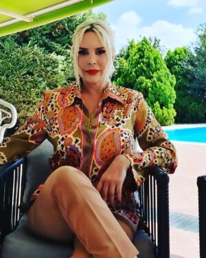 Özlem Savaş Instagram - #asude gömlek @zaraturkiye @zara @tv8