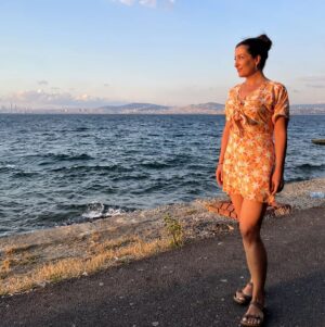 Özlem Ulukan Instagram - "Elbisemi gösteriyorum gözlerim kapalı..." adfgahs Elbisem çok güzel. Link vermiyorum 💅