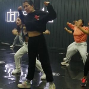 Özlem Ulukan Instagram - Ürgüp'ten beri kafamda @dansfabrika'da çok iyi tekli bir profesyonel dans videosu fikri var. Aslında çocukluğumdan beri hem gerçekte hem hayalimde acaip yerlerde dansettirdim bedenimi, ruhumu. Ha yine çekicez o videoyu, vazgeçmedim ama bu mekan bana kafamdaki mükemmele ulaşmanın değil, sürecin çok eğlenceli olduğunu ve bunun tadını çıkarmam gerektiğini öğretti. Canım @gulsaahalan 'la inanılmaz keyifli bir giriş yaptık ilk ve bana "önce bedenini keşfet, hep adım adım olacak" dedi 💜 ve Misal bu video dünkü @sertantutarr hocanın (😍) dersinde çekildi ve ne görüntüsü iyi ne de koreografi çalışılmış  vaziyette. Böylece bir sorunuzu da yanıtlamış olayım: "Kaç derste çıkıyor bu koreografi?" Tek derste dostum😁 1 saatte ne kadarını kapıp yapabilirsen, dersin sonunda kamera açılıyor ve kayda giriyor. Şimdiye kadar koyduğum tüm videolar daha az önce öğrendiğimiz hareketlerden oluşuyor. Tabii ki sonrasında çalıştığımızda çoook daha iyisi oluyor ama işte ben" o andalığı" ve o terli, adapte olmaya çalışan halimi(zi) seviyorum. Ve bu aralar" nasılsın" ya da "neler yapıyorsun" sorusuna dahi dansla cevap vermek istiyorum. Bir iletişim şekli olarak konuşasım, kimseye kendimi anlatasım yok yani. @omeryesilbas iyi ki kurmuşsun bu güzel çatıyı." Benimle danseder misin" yarışmasında seni görüp vay anasını ne yetenekli insanlar var ve bu insanlar hep görünür olmalı demiştim, şimdi hocam oldun ve sayende beni çok mutlu eden bir mekanın içindeyim. That's whatsup 😎 Ha misal Ömer hoca, daha ilk Urban dersinin sonunda sanki ruhumu okumuş gibi tek başıma sahneye itti beni, ben o sırada "nasıl yani başka birileri olmıycak mı yanımda?? peki ama kafamdaki hazırlanmış video nolucak?? " triplerindeyim ahhaha halbuki o, o anda zaten beni orada görmek ve benim de o anın içinde olmamı istemişti. Onun da videosunu paylaşıcam 😁 Amacım asla duygusal bir post paylaşmak değildi ama madem oraya gitti @nilsuersn öğretmenime de çok teşekkür etmek istiyorum, giirrllll sen tanıdığım en güzel deli kadınlardansın. 😍 Son olarak: DANCE NO MATTER 🌞