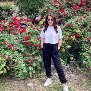 Özlem Ulukan Instagram - 1.Fotoğrafta arkamdaki kırmızı arkadaşlar bu ara iç dünyamın röntgenidir çocuklar. 🤭
Gelelim 2.fotoğrafa; bu kadın 36 yaşında olduğumuz gerçeğini kabul edemiyor, hala böyle maymunluklar peşinde koşuyor ve bundan hiç pişman olmuyor, yüzündeki ifadeyi şuraya bırakıyorum.  #rosesareredvioletsareblue 💋