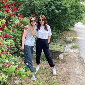 Özlem Ulukan Instagram - 1.Fotoğrafta arkamdaki kırmızı arkadaşlar bu ara iç dünyamın röntgenidir çocuklar. 🤭
Gelelim 2.fotoğrafa; bu kadın 36 yaşında olduğumuz gerçeğini kabul edemiyor, hala böyle maymunluklar peşinde koşuyor ve bundan hiç pişman olmuyor, yüzündeki ifadeyi şuraya bırakıyorum.  #rosesareredvioletsareblue 💋