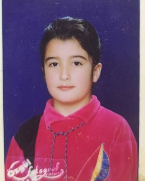 Özlem Ulukan Instagram - Başta kendim olmak üzere tüm çocukların ve çocuk arkadaşlarımın bayramını kutluyorum 🤗. Kendi neslimden ümidi hiçbir zaman kesmediğim gibi yeni nesilden de umutluyum. Bu coğrafya kolay değil, burada çocuk olmak/çocuk kalmak da yetişkin olmak da hep bir hayatta kalmaya çalışma meselesi. Kendi adıma yeni nesile yaşanılır bir dünya bırakmak için elimden geleni yapıyorum ve bu bakışı yaymaya çalışıyorum. Hırslı, maddeci ve egoist çocuklar yerine doğayla bütün, ona saygılı, yaşayan her canlıya karşı vicdanlı ve sevgi dolu evlatlar yetiştirelim. Zaten o zaman hem başarılı ve huzurlu, hem sadece kendiyle yarışan, kendinin en iyi versiyonuna ulaşmaya çalışan mutlu bir birey olacak. 🤸‍♀️💞🌲🧸🌍🏳️