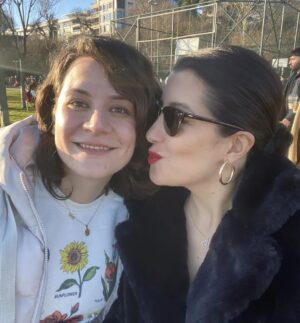 Özlem Ulukan Instagram - Boş zamanlarımda kayalıklara çıkar, sevdiklerimi öperim 👌😎
