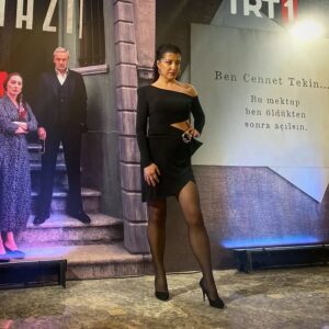 Özlem Ulukan Instagram - Dün geceki galamızdan 💅 "Yürek Çıkmazı" nın yolculuğu hayırlı olsun 💫😉
@yurekcikmazitrt @trt1 @goldfilmyapim
Saç&makyaj: @salonahmetcizmeli
Elbise: @zeyneptosunofficial