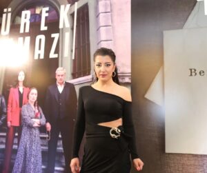 Özlem Ulukan Instagram - Dün geceki galamızdan 💅 "Yürek Çıkmazı" nın yolculuğu hayırlı olsun 💫😉
@yurekcikmazitrt @trt1 @goldfilmyapim
Saç&makyaj: @salonahmetcizmeli
Elbise: @zeyneptosunofficial