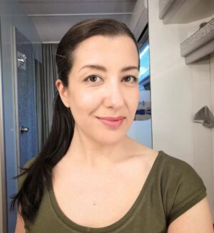 Özlem Ulukan Instagram - Mutlu Bayramlar (: Küçüklerimin gözlerinden büyüklerimin ellerinden öper sarılırım. Rica ediyorum nerde o eski bayramlar diye söylenmek yerine siz yaşatın 😊 Az önce evden çıkıp yabancı biri gibi kapı zilini çaldım ve mahallenin çocuğu edasıyla annemin bayramını kutladım hahah. Beni tanıyanlar doğru söylediğimi bildi bile 😘 (Sonradan not: Valla Adana'da gayet de bayram ruhu yaşanıyor)