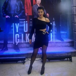 Özlem Ulukan Instagram - Dün geceki galamızdan 💅 "Yürek Çıkmazı" nın yolculuğu hayırlı olsun 💫😉
@yurekcikmazitrt @trt1 @goldfilmyapim
Saç&makyaj: @salonahmetcizmeli
Elbise: @zeyneptosunofficial